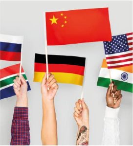 diferentes manos alzando la bandera de su país