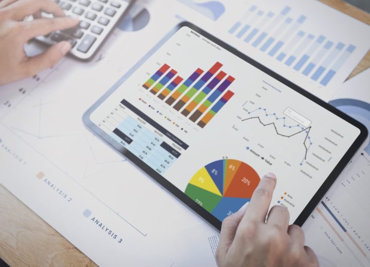 Análisis de datos en tablet con gráficos y estadísticas.