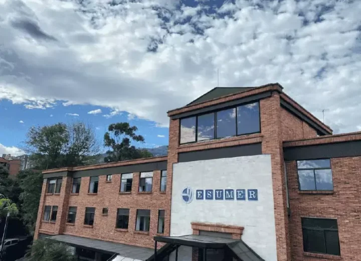 Imagen de la fachada principal de esumer