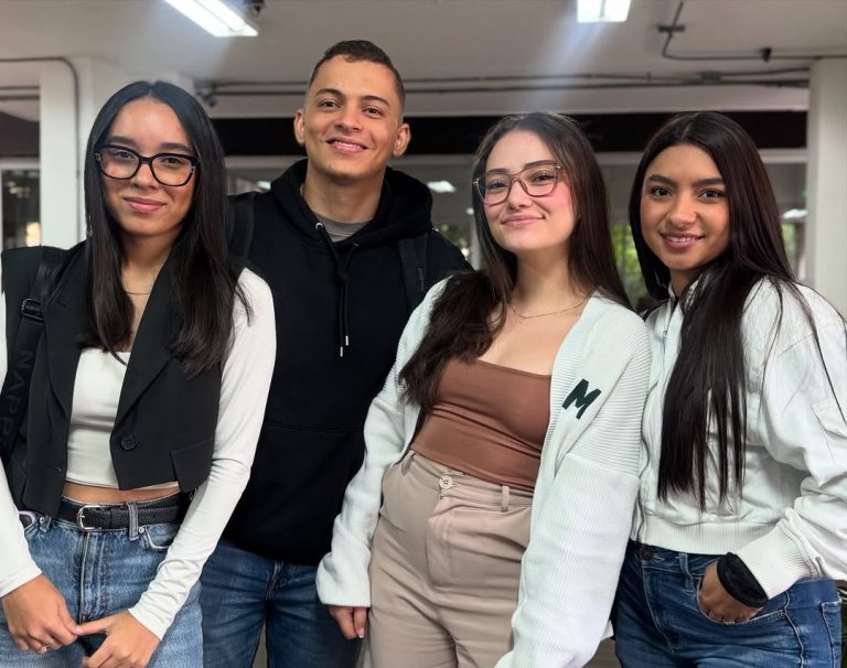 Cuatro jóvenes sonriendo